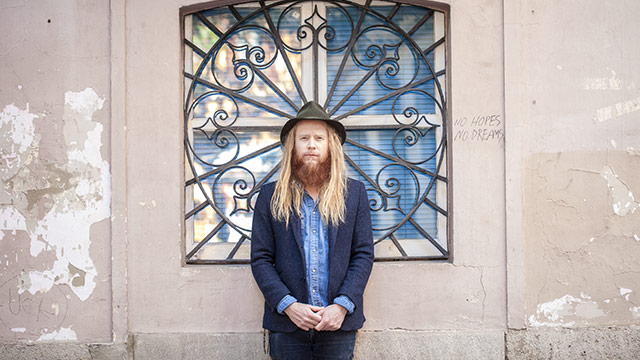 Album Premiere: Stu Larsen, 'Resolute'